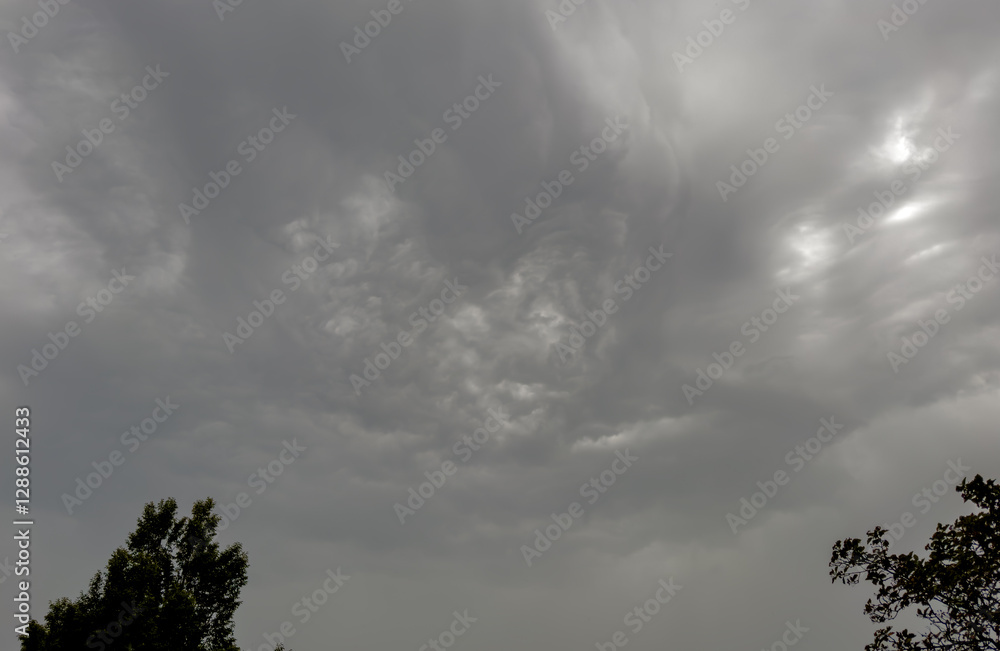 Gewitterwolke sammelt sich zu einem Unwetter am Himmel zusammen