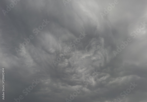 Gewitterwolke sammelt sich zu einem Unwetter am Himmel zusammen