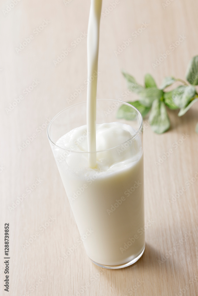 グラスに注いだ牛乳 Milk in a glass グラスに注いだ牛乳 Milk in a glass