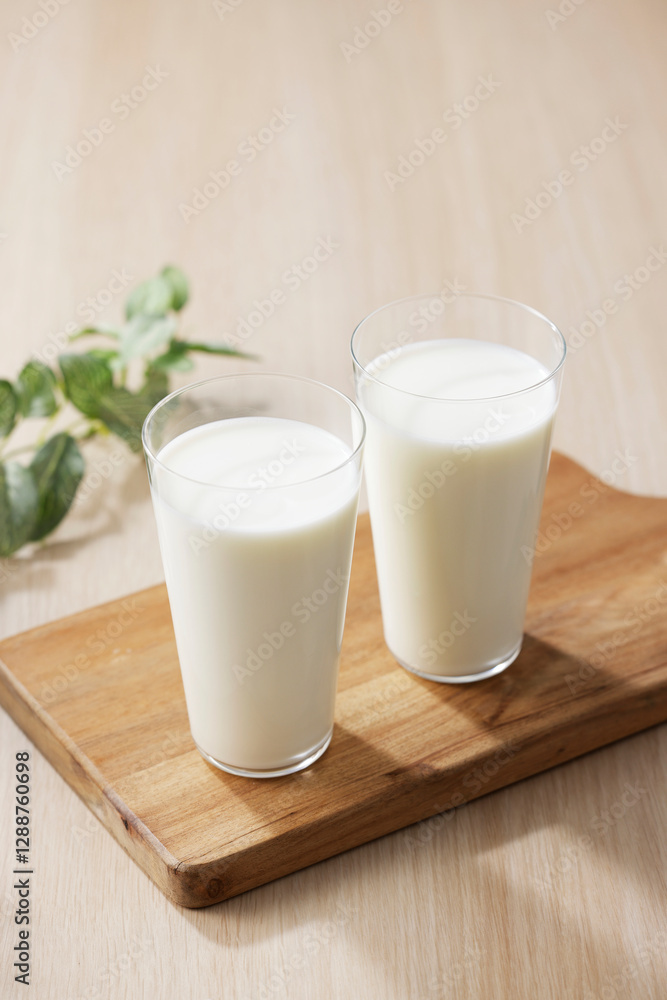 グラスに注いだ牛乳 Milk in a glass グラスに注いだ牛乳 Milk in a glass