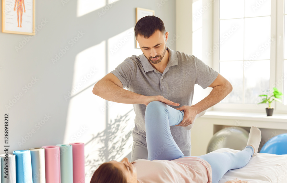 Obraz premium Professional physician or physiotherapist treating injured knee of female patient lying on couch during rehabilitation in clinic. Stretching legs, physical therapy, leg massage and orthopedic healing.
