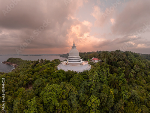 Obraz na płótnie Japanese Peace Pagoda In Rumassala, Sri Lanka. The Japanese Peace Pagoda Near Unawatuna Is A Beautiful Shrine With Amazing Views Across Indian Ocean And Galle Dutch Fort. w salonie