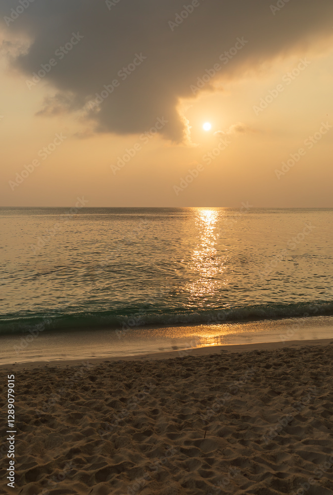 Naklejka premium Sunset on the Indian Ocean coast