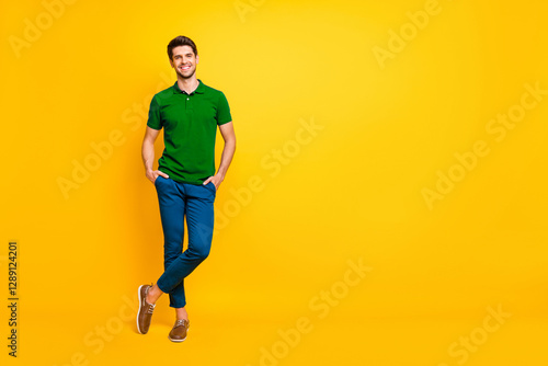 Foto Full length body size view of his he nice attractive cheerful cheery glad conten