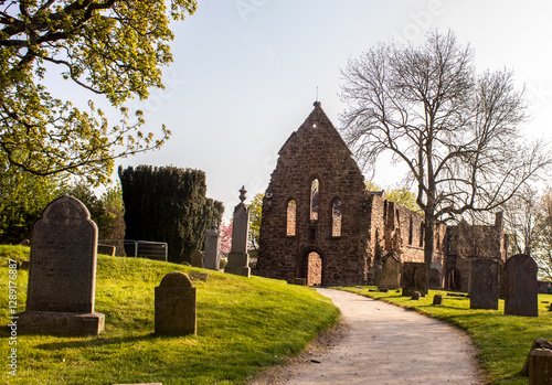Foto The ruins of the Beauly Priory, situated in the graveyard of the small town of B