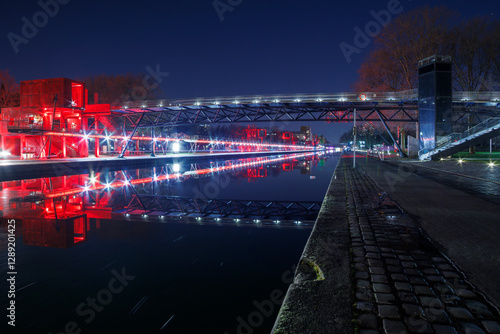 Cuadro en lienzo Vue de nuit du parc de la Villette à Paris