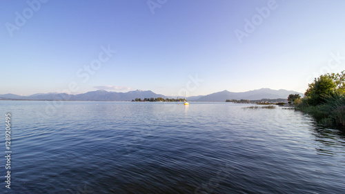 Blick von Gstadt am Chiemsee auf die Fraueninsel