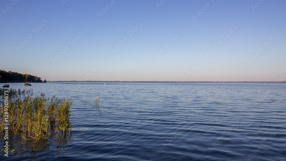 Spaziergang in Gstadt am Chiemsee mit Blick auf den See Spaziergang in Gstadt am Chiemsee mit Blick auf den See
