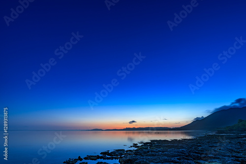 石垣島の幻想的なトワイライト – 海と空のグラデーション

