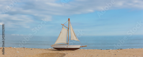 Kleines spielsegelboot am Meer