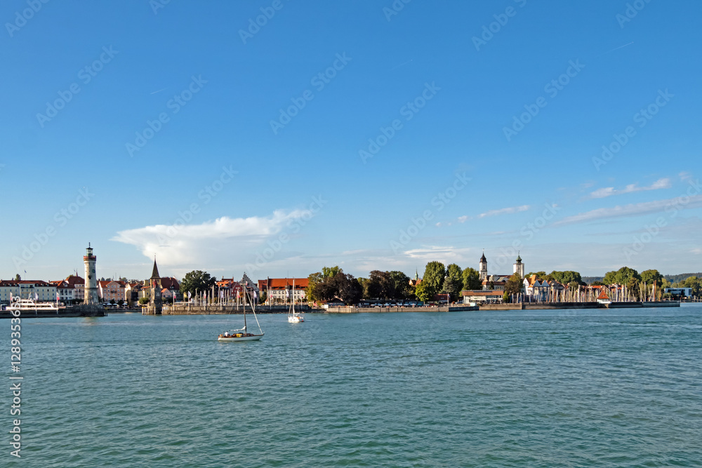 Fototapeta premium Blick auf die Skyline des Ortes Lindau am Bodensee in Bayern, Deutschland