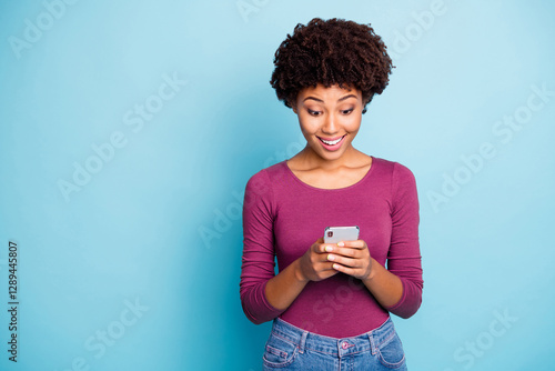 Obraz na płótnie Portrait of amazed funky mulatto girl use her smartphone read feednews got like