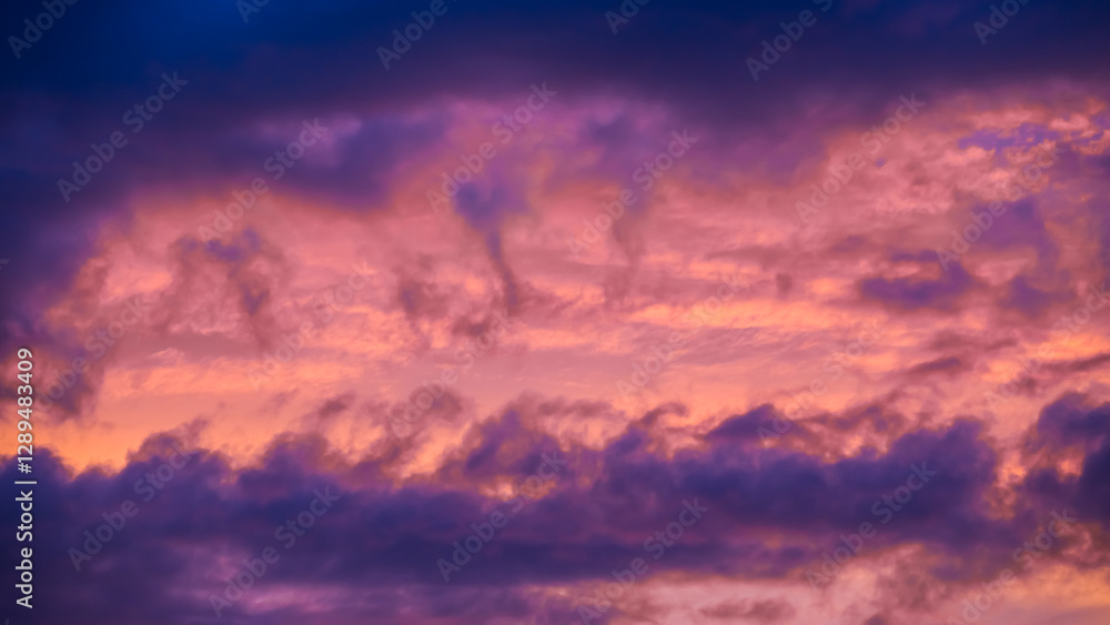 Obraz premium Ominous violet clouds at sunset