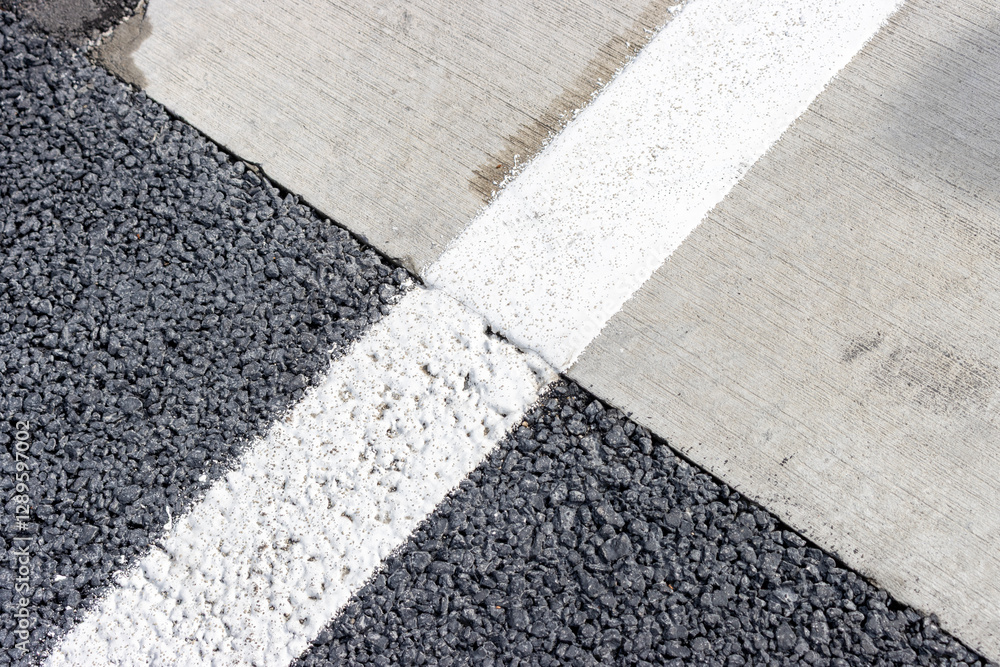 道路の白線、コンクリートとアスファルトの境界
