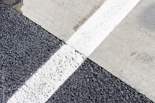 Obraz na płótnie 道路の白線、コンクリートとアスファルトの境界 w salonie