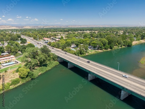 Papier peint Highway bridge spanning Sacramento River showcasing a town nestled beside the water