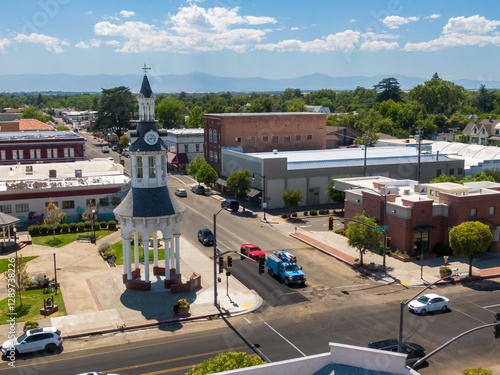 Fényképezés Aerial view of Red Bluff town square, showing a clock tower, businesses, and traffic