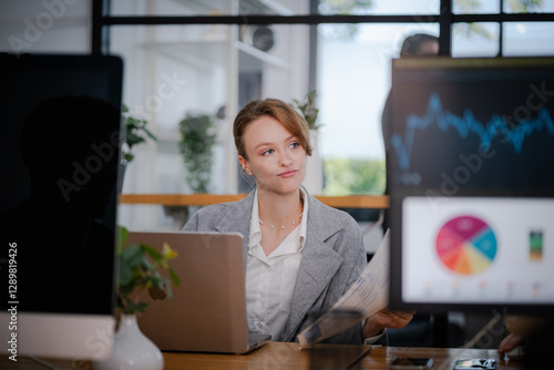 Obraz na płótnie Businesswoman sitting and analyzing business performance in office w salonie