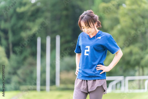 趣味でサッカー・フットサルの練習をする日本人女性
 photo