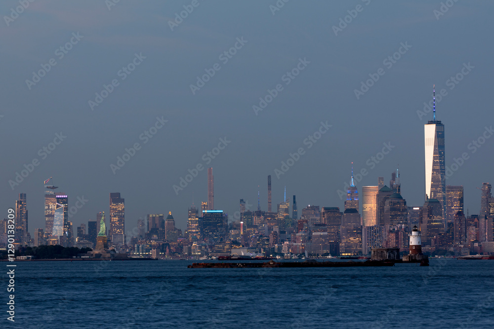 Fototapeta premium New York harbor view of the Manhattan skyline at dusk