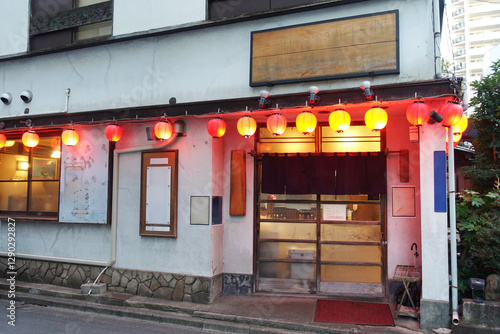 赤提灯のある古風な飲食店