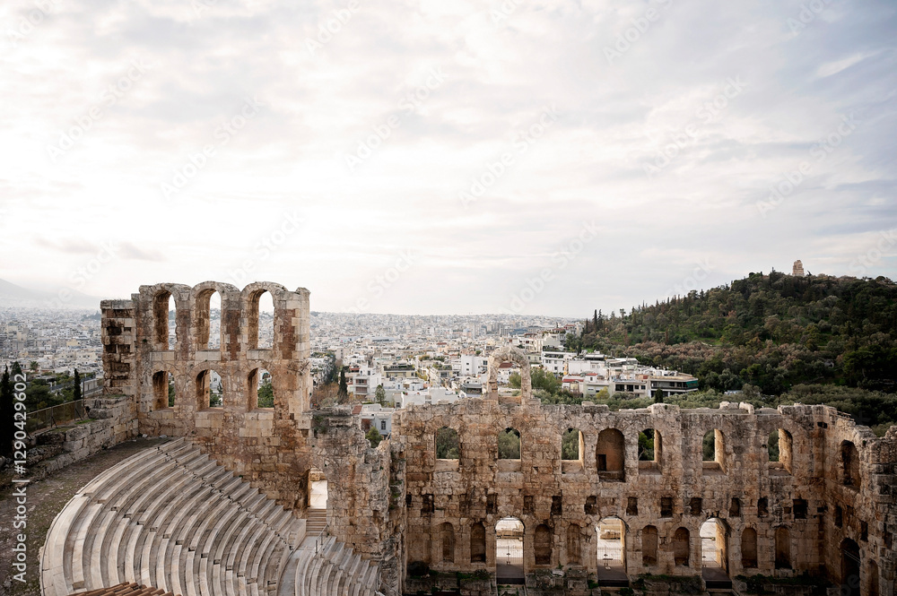 Fototapeta premium Ancient Odeon of Herodes Atticus overlooking Athens cityscape