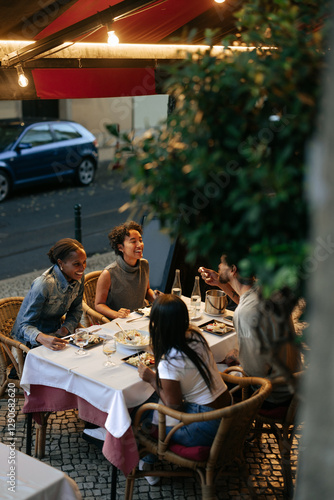 Canvastavla Friends enjoying dinner together at outdoor restaurant