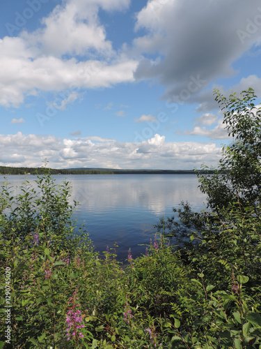 Traumhaft stilles Wasser in einem See in Schweden unter Schäfchenwolken, Dalarna photo