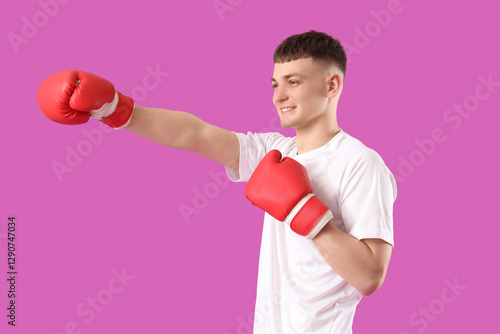 Sporty young man in boxing ...