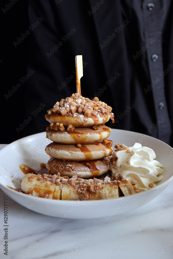 pancakes mit karamell und banane