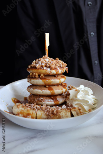Obraz na płótnie pancakes mit karamell und banane w salonie