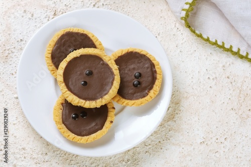 Delicious chocolate pies with a rich, glossy filling and crispy crust, topped with chocolate drops. These mini brownie pies are perfect for snacks, desserts, or gifts,