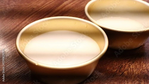 Makgeolli is a traditional Korean fermented alcoholic beverage made from grains.막걸리는 곡물로 만든 한국의 전통 발효주입니다.