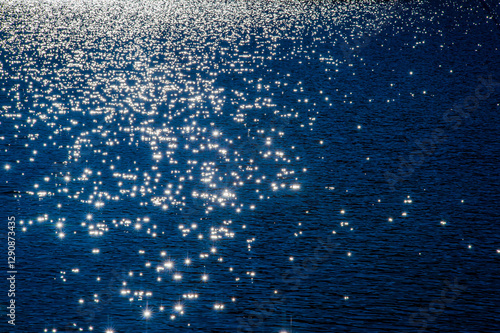 水面が輝く渓流の風景