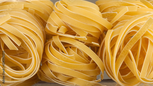Foto Italian pasta packaging window, Fettuccine pasta, close up, not cooked