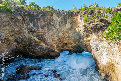 Obraz na płótnie Trou de David (David's hole), local attraction on the French side of the Caribbean island of Saint Martin (Sint Maarten), French West Indies w salonie