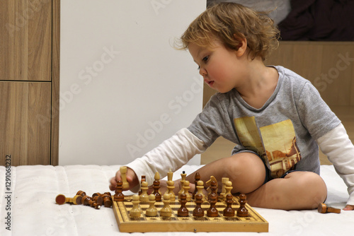 Obraz na płótnie child plays chess w salonie