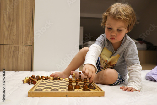 Obraz na płótnie child plays chess w salonie