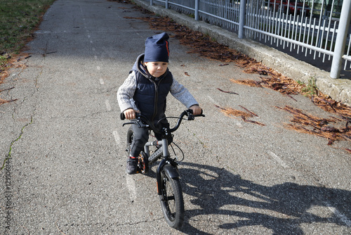 Obraz na płótnie baby on a bike w salonie