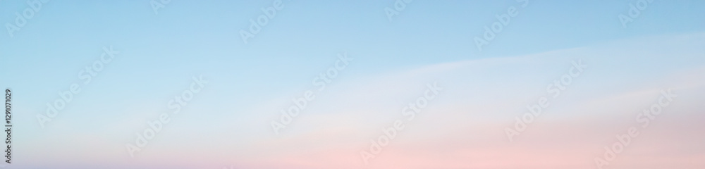Vista de un cielo azul claro con un tono uniforme y sin obstrucciones, perfecto para diseño y edición fotográfica. Vista de un cielo azul claro con un tono uniforme y sin obstrucciones, perfecto para diseño y edición fotográfica.