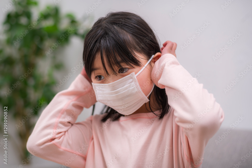 医療用マスクを着用する小学生の女の子