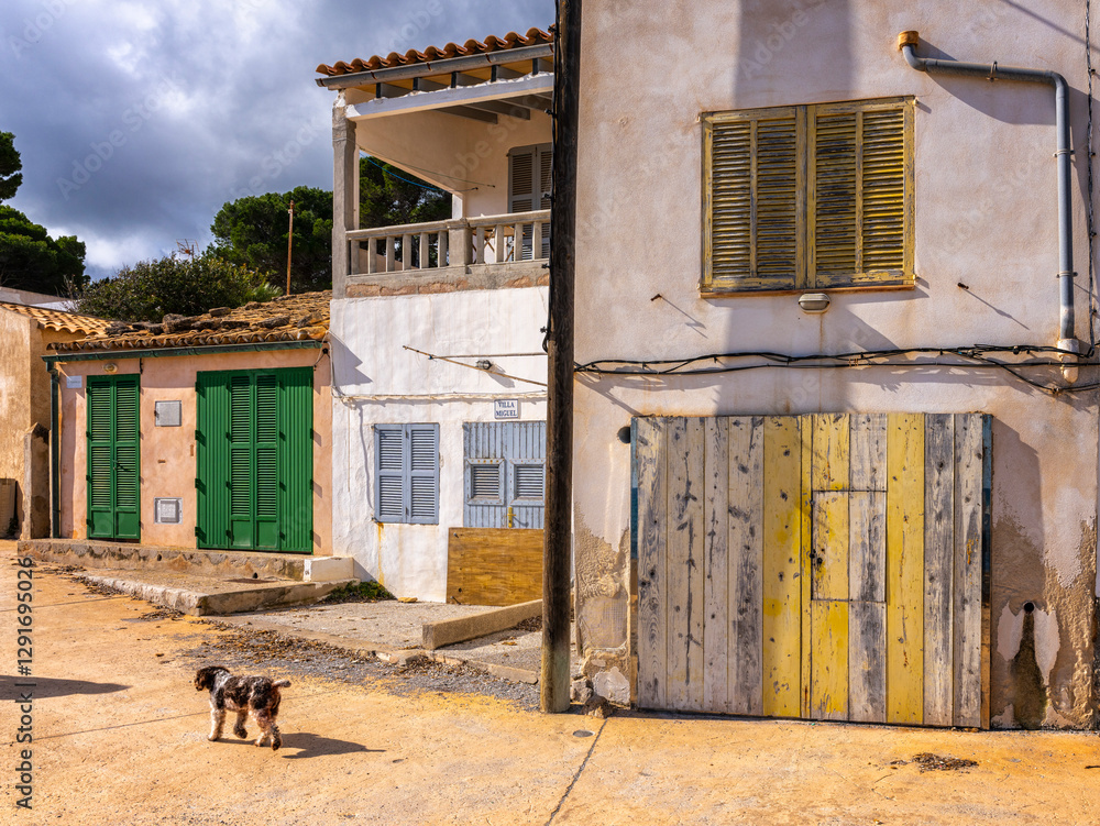kleine Wohnhäuser und Villen an der Nordküste, Cala Rajada, Balearen, Mallorca, Spanien