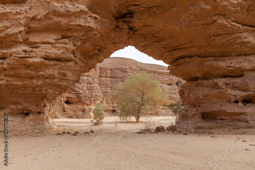 Felsentor im Ennedi-Gebirge photo