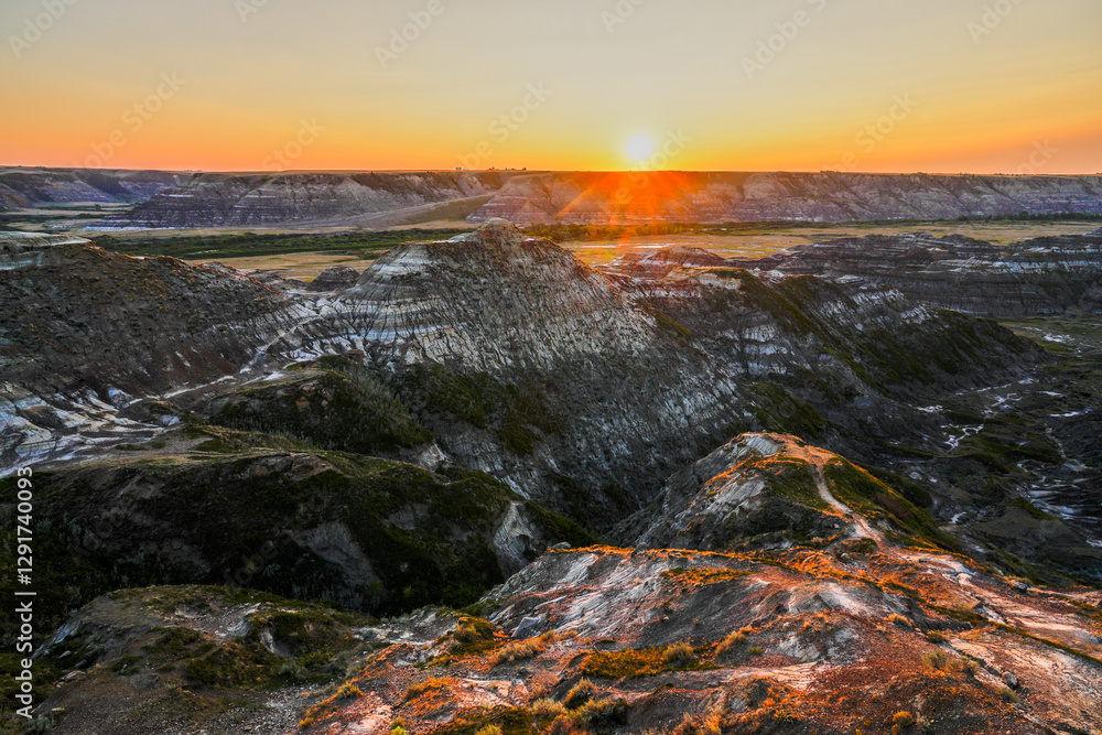 Fototapeta premium Horsethief Canyon, a stratigraphic unit of the Western Canada Sedimentary Basin near Drumheller, Alberta - It is composed of mud stone, sandstone, carbonaceous shales, and coal seams