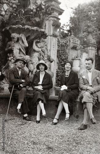 FOTO VECCHIA ANNI 30 CON GRUPPO DI GIOVANI	