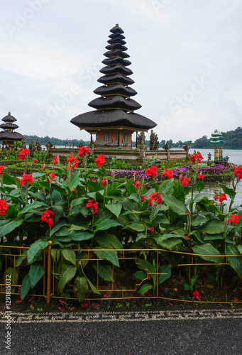 Obraz na płótnie Pura Ulun Danu Beratan temple balinese hindu temple on a Bedugul lake in Bali, Indonesia w salonie