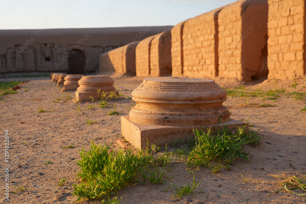 Obraz premium Columns in the court of the Fayaz Tepe monastery, a Buddhist archaeological site in the Termez oasis, in the Surxondaryo Region of southern Uzbekistan, Central Asia
