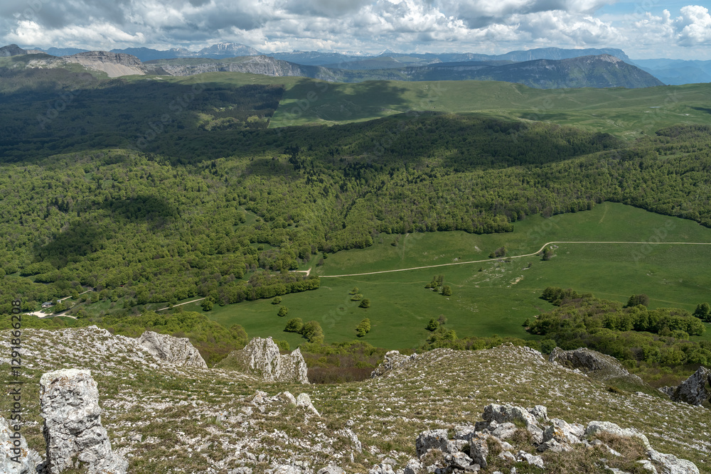 Obraz premium Randonnée au Roc de Toulau au printemps, Grand Veymont à l' horizon, massif du Vercors, Drôme, Alpes