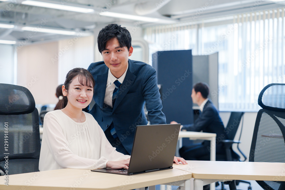 先輩社員から業務を教えてもらう新人の女性 先輩社員から業務を教えてもらう新人の女性