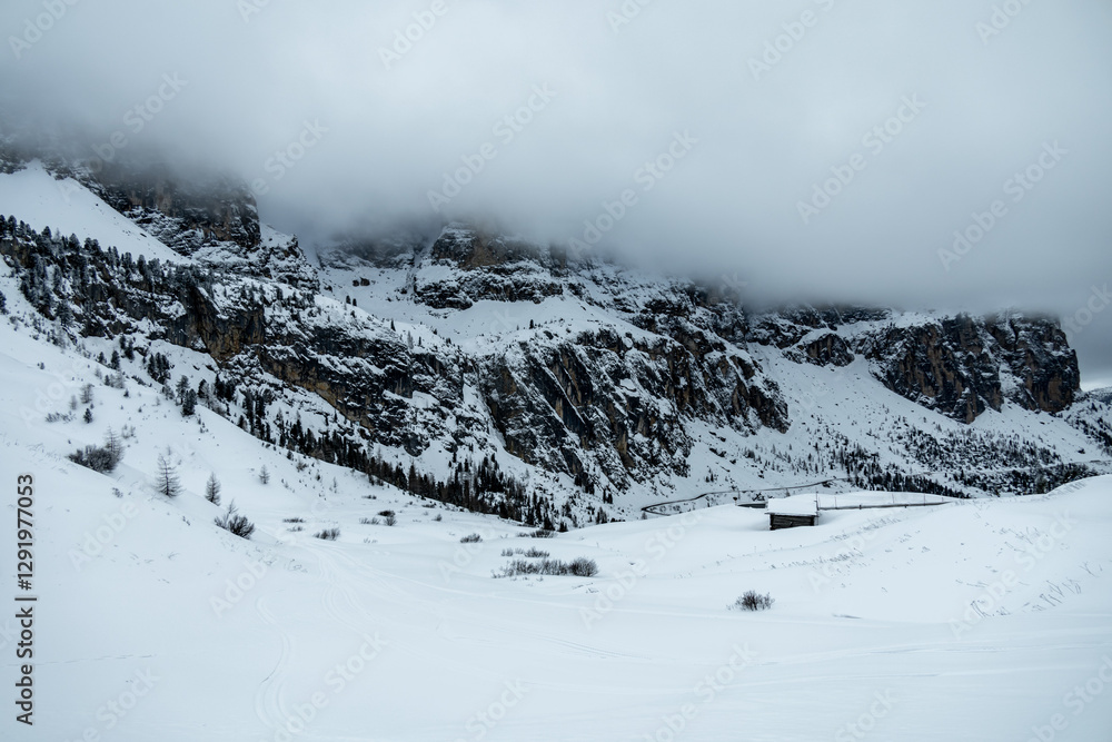 Auf zum Gebirgspass Grödner Joch zwischen Wolkenstein und Corvar - Südtirol - Italien